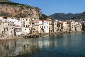 Cefalù_houses by the sea