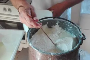 Ricotta-Cheese-Preparation7979742