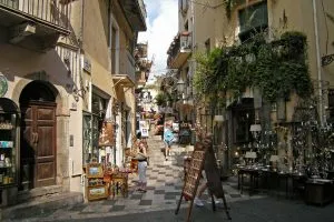 Taormina-time-at-leisure-shopping-in-corso-umberto