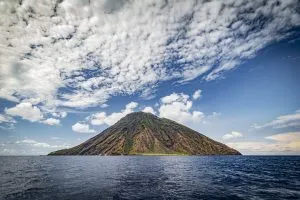 eolian_island_italy_tour_lipari_volcano_pixabay_5
