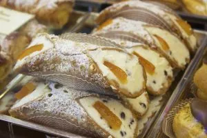 sicily_cannolo_pastry_dessert_bakery_italy_pixabay